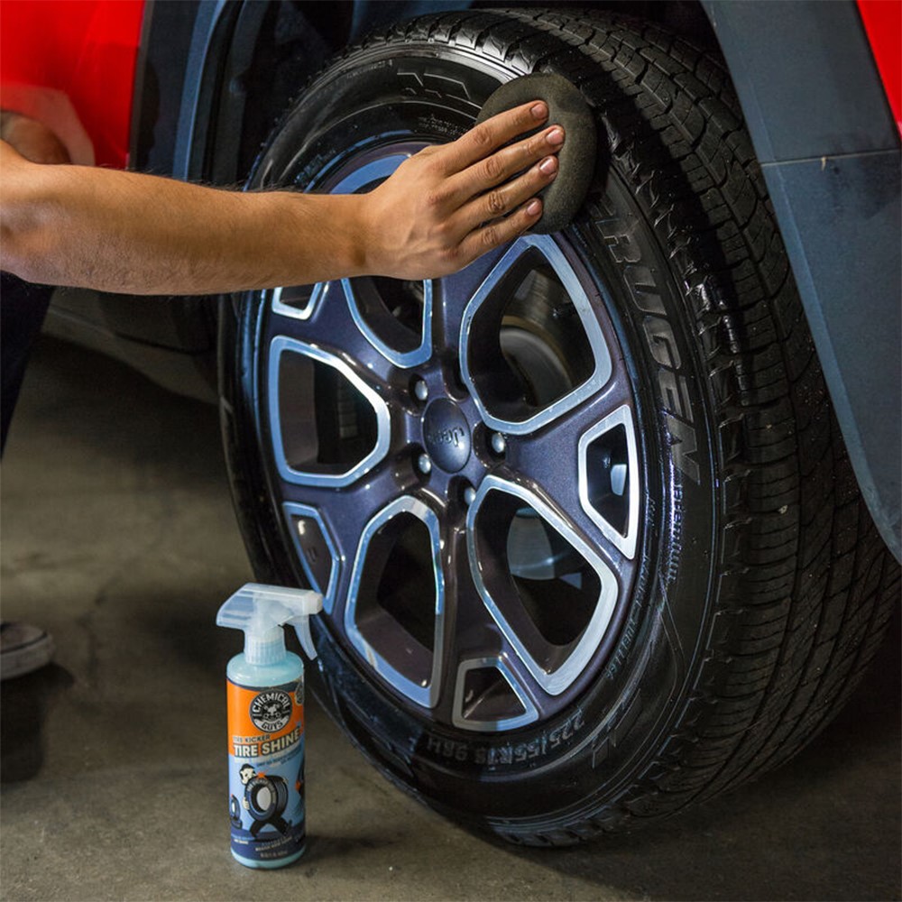 Tire Kicker Tire Shine, Tire Kicker 473 ml, spraybar däckglans, vattenbaserat däckdressing, däckglans med UV-skydd, djupsvart våtglans däck, icke klibbig däckspray, snabb däckförnyelse, Chemical Guys däckglans, vinyl plast gummin, interiör och exteriör däckspray, UV-blockerande däckglans, medium glans däcktäcke, lättapplicerad däckdress, däck och trim beskydd, anti-damm ytfinish, långvarig däckglans, däckprodukt i Sverige, lac-fri däckbehandling, expeditionell däckfinish.